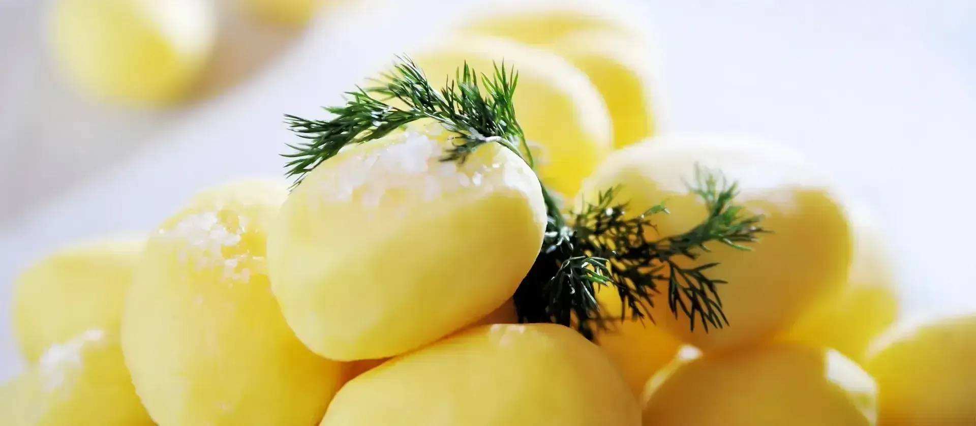 Kooritud kartul erinevates suurustes ja vormides vaakumpakendis